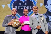 "Science Busters - Wer nichts weiß muss alles glauben", "Hefebrüder." In ihrer neuen Show "Hefebrüder" spüren die Science Busters dem Intimverhältnis von Lauge und Gebäck nach, und schauen sich an, welche Rolle die Hefe dabei spielt. Lauge zu trinken, schätzen nur wenige, Laugengebäck zu essen aber viele. Woraus man es macht, welche Gefahren dabei drohen und wie man mit ihr einen Gnadenort gründen kann, untersucht MC Martin Puntigam gemeinsam mit den fabelhaften Bäckerbuben Dr. Florian Freistetter, Astronom und Science Blogger und Univ.-Prof. Helmut Jungwirth (Mikrobiologie, Wissenschaftskommunikation, Uni Graz). Im Bild (v.li.): Dr. Florian Freistetter, Martin Puntigam, Univ.-Prof. Helmut Jungwirth. "Science Busters - Wer nichts weiß muss alles glauben", "Hefebrüder." In ihrer neuen Show "Hefebrüder" spüren die Science Busters dem Intimverhältnis von Lauge und Gebäck nach, und schauen sich an, welche Rolle die Hefe dabei spielt. Lauge zu trinken, schätzen nur wenige, Laugengebäck zu essen aber viele. Woraus man es macht, welche Gefahren dabei drohen und wie man mit ihr einen Gnadenort gründen kann, untersucht MC Martin Puntigam gemeinsam mit den fabelhaften Bäckerbuben Dr. Florian Freistetter, Astronom und Science Blogger und Univ.-Prof. Helmut Jungwirth (Mikrobiologie, Wissenschaftskommunikation, Uni Graz). Im Bild (v.li.): Dr. Florian Freistetter, Martin Puntigam, Univ.-Prof. Helmut Jungwirth.