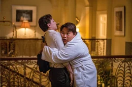 Ned (Jacob Batalon, r.) freut sich &uuml;ber ein Wiedersehen mit Peter (Tom Holland, l.), nachdem die Klasse auch in Prag eine Attacke der Elementals &uuml;berlebte.
