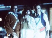 Max (Lionel Stander, r.), Jonathan (Robert Wagner, l.) und Jennifer (Stefanie Powers, M.) finden die Leiche ihrer Freundin Laura im Swimmingpool ihres Hauses. Max (Lionel Stander, r.), Jonathan (Robert Wagner, l.) und Jennifer (Stefanie Powers, M.) finden die Leiche ihrer Freundin Laura im Swimmingpool ihres Hauses.