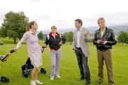 Christian Lind und Michi Mohr nehmen die Golferinnen Eva Simbacher und Leni Rothemund ins Visier ihrer Ermittlungen (v.li.: Caroline Schreiber, Lucia Gailová, Tom Mikulla, Max Müller). Christian Lind und Michi Mohr nehmen die Golferinnen Eva Simbacher und Leni Rothemund ins Visier ihrer Ermittlungen (v.li.: Caroline Schreiber, Lucia Gailová, Tom Mikulla, Max Müller).