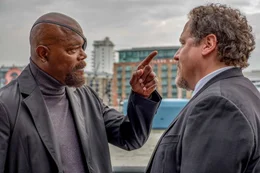 Nick Fury (Samuel L. Jackson, l.) will von Happy Hogan (Jon Favreau, r.) wissen, wo Peter ist.