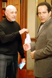 "Monk", "Mr. Monk kauft ein Haus." Monk steht kurz vor dem Nervenzusammenbruch, da ein M&auml;dchen in seiner Nachbarschaft unabl&auml;ssig auf dem Klavier &uuml;bt und dem hochsensiblen Detektiv somit jegliche Lebensfreude raubt. Monk sucht bei Stottlemeyer nach einer Aufgabe, die ihn von zu Hause fernhalten k&ouml;nnte. Der Captain besch&auml;ftigt sich mit dem Unfalltod eines alten Mannes, der in seinem Haus die Treppe heruntergefallen war. Am Tatort interessiert sich Monk vor allem f&uuml;r das Haus, das zum Verkauf frei steht und erfreulich dicke W&auml;nde hat. Im Bild (v.li.): Hector Elizondo (Dr. Neven Bell), Tony Shalhoub (Adrian Monk).