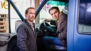 Der Lkw-Fahrer Stefan Buschke wurde erstochen auf einem Rastplatz neben seinem Fahrzeug gefunden. Was wissen Rainer Schaffmann (Nicolas K&ouml;nig, l.) und Kai Amling (Matthias Kelle, r.), das sie vor den Ermittlern verbergen?