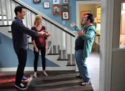 Phil (Ty Burrell, l.) und Claire (Julie Bowen) bekommen Besuch von ihrem ehemaligen Nachbarsjungen Kenneth (Josh Gad), der Phil seit seiner Kindheit vergöttert.