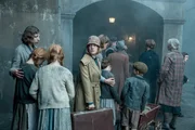Greta (Leonie Benesch) muss in der Armenschlange für ein Bett für die Nacht anstehen. Greta (Leonie Benesch) muss in der Armenschlange für ein Bett für die Nacht anstehen.