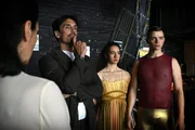 Der Choreograf und die Tänzer warten gemeinsam mit der Direktorin auf ihren Auftritt, v.li.: Katerina Medvedeva als Margot Walser, Philipp Christopher als Viktor Dosche, Joone Dankou als Elsa Schumann, Dominikus Weileder als Ben Gerald Der Choreograf und die Tänzer warten gemeinsam mit der Direktorin auf ihren Auftritt, v.li.: Katerina Medvedeva als Margot Walser, Philipp Christopher als Viktor Dosche, Joone Dankou als Elsa Schumann, Dominikus Weileder als Ben Gerald