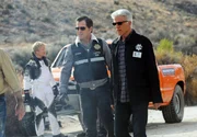 D.B. (Ted Danson, re.) und Nick (George Eads) betrachten das ausgebrannte Autowrack. War wirklich ein technischer Deffekt die Ursache der Explosion oder hat doch jemand nachgeholfen? D.B. (Ted Danson, re.) und Nick (George Eads) betrachten das ausgebrannte Autowrack. War wirklich ein technischer Deffekt die Ursache der Explosion oder hat doch jemand nachgeholfen?