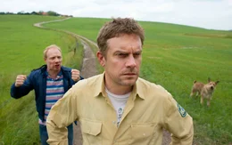 L-R: Rudi Birkenberger (Simon Schwarz), Franz Eberhofer (Sebastian Bezzel).