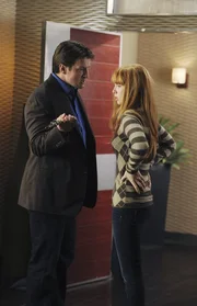 Offensichtlich hat Castle (Nathan Fillion, l.) ein Problem damit, dass seine Tochter Alexis (Molly C. Quinn, r.) einen festen Freund hat. Doch muss er deswegen gleich mit einer Waffe herumfuchteln? Offensichtlich hat Castle (Nathan Fillion, l.) ein Problem damit, dass seine Tochter Alexis (Molly C. Quinn, r.) einen festen Freund hat. Doch muss er deswegen gleich mit einer Waffe herumfuchteln?