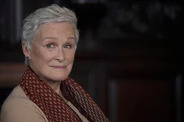 Ihr Ehemann ist der Star: Joan (Glenn Close) h&auml;lt sich eisern im Hintergrund.