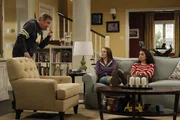 Mike (Tim Allen, l.) findet heraus, dass die sonst so brave Eve (Kaitlyn Dever, M.) eine Delle in Mandys (Molly Ephraim, r.) Auto gefahren hat ...