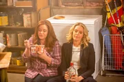L-R: Katie Otto (Katy Mixon) und Chloe Brown Mueller (Jessica St. Clair)