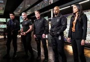 Victor Tan (David Lim), David 'Deacon' Kay (Jay Harrington), Dominique Luca (Kenny Johnson), Daniel 'Hondo' Harrelson (Shemar Moore) und Jessica Cortez (Stephanie Sigman) Victor Tan (David Lim), David 'Deacon' Kay (Jay Harrington), Dominique Luca (Kenny Johnson), Daniel 'Hondo' Harrelson (Shemar Moore) und Jessica Cortez (Stephanie Sigman)