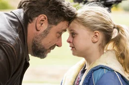 Jake Davis (Russell Crowe) und Young Katie (Kylie Rogers)
