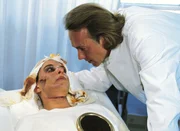 Dr. Christian Roehrs (Siemen Rühaak) untersucht Dr. Bea Gerlachs (Isabelle von Siebenthal) Gesicht nach der Operation. Dr. Christian Roehrs (Siemen Rühaak) untersucht Dr. Bea Gerlachs (Isabelle von Siebenthal) Gesicht nach der Operation.