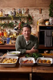 Jamie Oliver pr&auml;sentiert sein ger&ouml;stetes Gem&uuml;se. Die Verwendung des sendungsbezogenen Materials ist nur mit dem Hinweis und Verlinkung auf RTL+ gestattet.