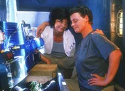 Im Untergrund der Werkstatt haben Melanie (Sigrid M. Schnückel, re.) und Lizzy (Katja Schmitz) eine Plantage installiert. Stolz sehen sie dem ersten Marihuanasetzling beim Wachsen zu.