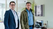 Finn (Sven Martinek, r.) und Lars (Ingo Maujoks, l.) erreichen den Tatort. Finn (Sven Martinek, r.) und Lars (Ingo Maujoks, l.) erreichen den Tatort.