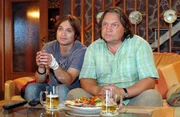 Ganz der Vater: Bruno (Tim Sander, l.) und Bernd (Volker Herold, r.) sind sich nicht nur beim Fernsehen einig. Ganz der Vater: Bruno (Tim Sander, l.) und Bernd (Volker Herold, r.) sind sich nicht nur beim Fernsehen einig.
