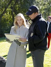 Ellie Bishop (Emily Wickersham, l.) und Special Agent Anthony DiNozzo (Michael Weatherly, r.) versuchen gemeinsam, die Steuerungseinheit einer gestohlenen Drohne ausfindig zu machen, um Schlimmeres zu verhindern ...