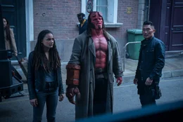 Alice Monaghan (Sasha Lane), Hellboy (David Harbour, l.), Ben Daimio (Daniel Day Kim, r.)