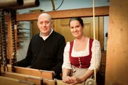 Heimatleuchten Moderatorin Conny Buergler mit Rupert Weiss in der Handweberei Weiss Salzburg.