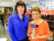 Lala (r.) und Shoppingbegleitung Tatjana suchen den passenden Schuh.