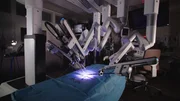 Der Chirurgie-Roboter Da Vinci verf&uuml;gt &uuml;ber vier Arme, welche vollst&auml;ndig von seinem menschlichen Bediener gesteuert werden.