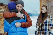 Nach dem Lawinenunglück macht sich Jan Fugain (Arne Löber, M.) schwere Vorwürfe. Können Pauline Wallner (Teresa Klamert, r.) und ihr Sohn Anton (Konstantin Riesen, l.) ihm verzeihen?