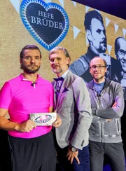 "Science Busters - Wer nichts weiß muss alles glauben", "Hefebrüder." Seit dem Kornspitz hat kaum eine Backsorte in den letzten Jahren derart Karriere gemacht wie das Laugengebäck. In ihrer neuen Show "Hefebrüder" spüren die Science Busters dem Intimverhältnis von Lauge und Gebäck nach und untersuchen die Rolle der Hefe. Im Bild (v.li.): Martin Puntigam, Univ.-Prof. Helmut Jungwirth, Dr. Florian Freistetter. "Science Busters - Wer nichts weiß muss alles glauben", "Hefebrüder." Seit dem Kornspitz hat kaum eine Backsorte in den letzten Jahren derart Karriere gemacht wie das Laugengebäck. In ihrer neuen Show "Hefebrüder" spüren die Science Busters dem Intimverhältnis von Lauge und Gebäck nach und untersuchen die Rolle der Hefe. Im Bild (v.li.): Martin Puntigam, Univ.-Prof. Helmut Jungwirth, Dr. Florian Freistetter.