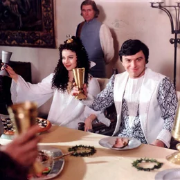 Der Fluch der Diamantenen Felsen ist endlich gebrochen. Am Festbankett sitzen Prinzessin Milena (Libuse Safr&aacute;nkov&aacute;, li.) und Prinz Jaromir (Pavel Tr&aacute;vnicek, re.) als Brautpaar.