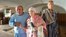 Oma Eberhofer (Enzi Fuchs) und Franz' Vater (Eisi Gulp, r.) zeigen dem Moratschek (Sigi Zimmerschied, li.) den Hof, nachdem er den Franz zu seinem pers&ouml;nlichen Bodyguard erkl&auml;rt und sich zum eigenen Schutz kurzerhand auf dem Eberhofer-Hof ein quartiert hat.