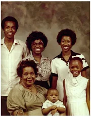 Beulah Mae Donalds (2.v.l.)