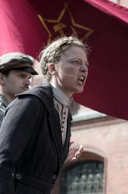 Dr. Völcker (Jördis Triebel) heizt die Masse bei den Mai-Unruhen an.