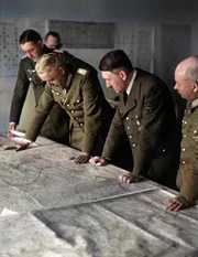 Reichskanzler Adolf Hitler und Offiziere des Generalstabs bei der Planung der Offensive gegen Stalingrad