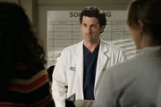 Während Meredith (Ellen Pompeo, r.) und Derek (Patrick Dempsey, M.) die Tumorpatientin Greta operieren, taucht deren Freund Andre auf. Gemeinsam mit Gretas Schwester (April Grace, l.) müssen sie sich eingestehen, dass diese die Wahrheit erzählt hat ...