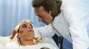 Dr. Christian Roehrs (Siemen R&uuml;haak) untersucht Dr. Bea Gerlachs (Isabelle von Siebenthal) Gesicht nach der Operation.
