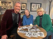 Olaf Berger bei der hundertj&auml;hrigen Gudrun Beier, die diese wundervollen Scherenschnitte gefertigt hat, und ihre Enkelin Lydia Sch&ouml;nberg bei Dreharbeiten f&uuml;r die Sendung in Schwarzenberg.