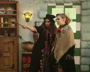 L-R: Laura San Giacomo als La Befana und Matilda Lawler als Betty L-R: Laura San Giacomo als La Befana und Matilda Lawler als Betty