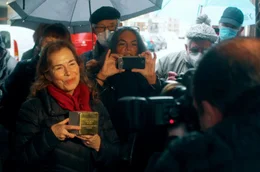Tamara Totschek eine Nachfahrin der Totschek Familie bei der Stolpersteinverlegung vor dem Kaufhausgeb&auml;ude in G&ouml;rlitz