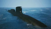 Ein gro&szlig;es, schwarzes U-Boot taucht teilweise im offenen Wasser auf, umgeben von sanften Wellen. Das Fahrzeug besitzt einen markanten Turm und ein stromlinienf&ouml;rmtes Design. Die Szene spielt sich bei klarem Tageslicht auf einem ruhigen Meer bis zum Horizont ab.