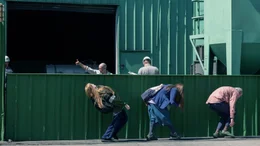 Vorne L-R: Old Dolio (Evan Rachel Wood), Theresa (Debra Winger), Robert (Richard Jenkins)
