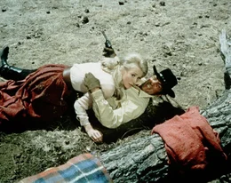 Lily (Inger Stevens, l.) fl&uuml;chtet in die starken Arme von Van Morgan (Dean Martin, r.) ...