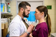 Dr. Tarik Sahin (Nicolas Fethi Türksever, l.) und Elisabeth "Betty" Hertz (Henrike Hahn, r.) Dr. Tarik Sahin (Nicolas Fethi Türksever, l.) und Elisabeth "Betty" Hertz (Henrike Hahn, r.)