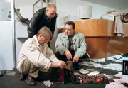 Ratlos steht Kommissar Ehrlicher vor den Folgen einer Bombenexplosion. v.l.n.r. Kriminaltechniker (Walter Nickel), Assistent Kain (Bernd Michael Lade) und Kommissar Ehrlicher (Peter Sodann). Ratlos steht Kommissar Ehrlicher vor den Folgen einer Bombenexplosion. v.l.n.r. Kriminaltechniker (Walter Nickel), Assistent Kain (Bernd Michael Lade) und Kommissar Ehrlicher (Peter Sodann).