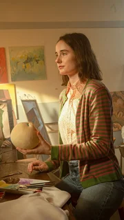 Eine Frau denkt nach, w&auml;hrend sie arbeitet