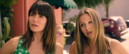 Adrianne (Katie Aselton, l.); Jill (Alicia Silverstone, r.)