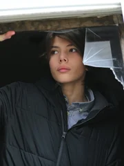 Recreation-Darsteller Jaden McKnew (Younger Brother) am Set während der Flucht aus dem Fenster.