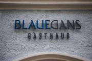 Detailaufnahme des Eingangsschildes vom Gasthaus Arthotel Blaue Gans