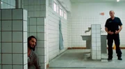 Er hat einen Plan: Sharif (Burak Yiğit) versteckt sich vor dem Wärter in der Dusche. Er hat einen Plan: Sharif (Burak Yiğit) versteckt sich vor dem Wärter in der Dusche.